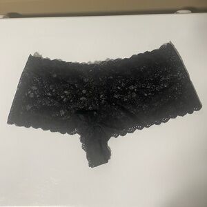 Black lace cheeky short